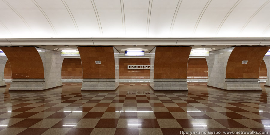 Станция Парк Победы (Солнцевская линия, Москва). Поперечный вид, проходы между пилонами из центрального зала на платформу.