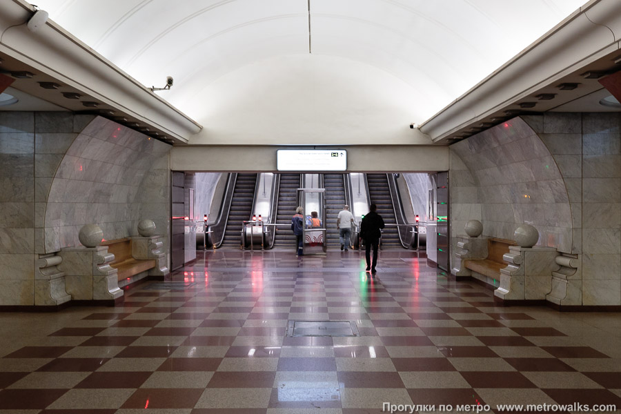 Станция Парк Победы (Солнцевская линия, Москва). Выход в город, эскалаторы начинаются прямо с уровня платформы. Выход из северного зала был построен позже — к 2015 году.