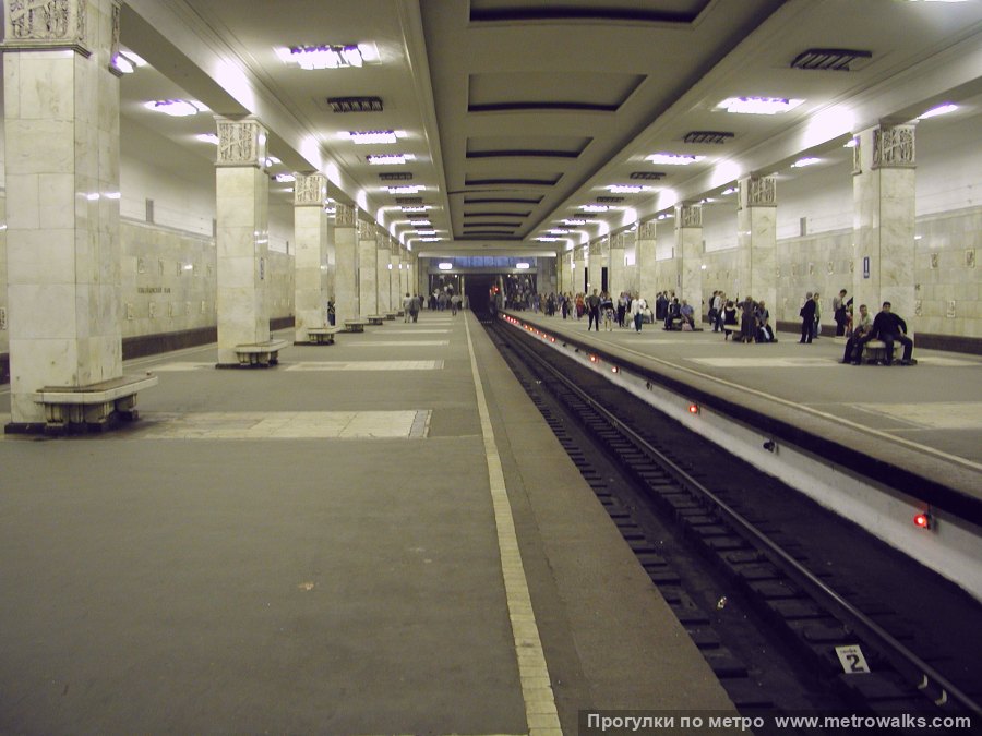 Станция Партизанская (Арбатско-Покровская линия, Москва). Продольный вид по оси станции. Историческое фото (2002), с асфальтовым покрытием пола.