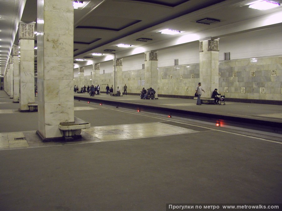 Станция Партизанская (Арбатско-Покровская линия, Москва). Вид по диагонали. Историческое фото (2002), с асфальтовым покрытием пола.