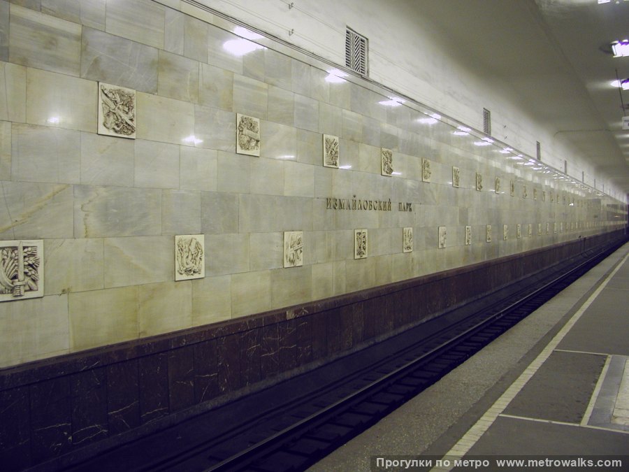 Станция Партизанская (Арбатско-Покровская линия, Москва). Край платформы, общий вид. Историческое фото (2002), до переименования станции.