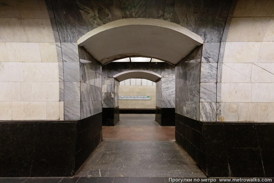 Станция Павелецкая (Замоскворецкая линия, Москва). Сквозной вид с края платформы через два прохода между пилонами. Старая часть станции.