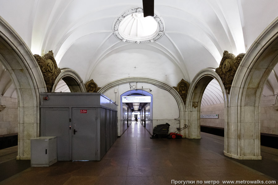Станция Павелецкая (Замоскворецкая линия, Москва). Продольный вид центрального зала. Сопряжение двух частей станции — новой, колонной и старой, пилонной.