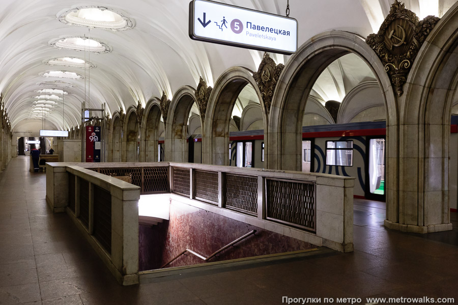 Станция Павелецкая (Замоскворецкая линия, Москва). В центре зала — переход на одноимённую станцию Кольцевой линии.