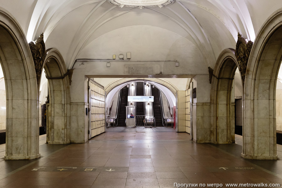 Станция Павелецкая (Замоскворецкая линия, Москва). Выход в город, эскалаторы начинаются прямо с уровня платформы.