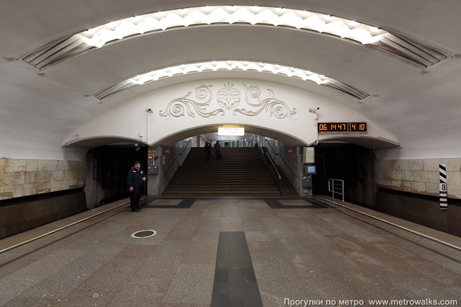 Станция Перово (Калининская линия, Москва). Выход в город осуществляется по лестнице.