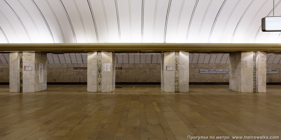 Станция Петровско-Разумовская (Люблинско-Дмитровская линия, Москва). Поперечный вид, проходы между колоннами из центрального зала на платформу.
