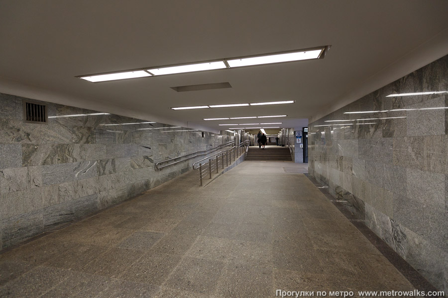 Станция Пятницкое шоссе (Арбатско-Покровская линия, Москва). Коридор подземного перехода.