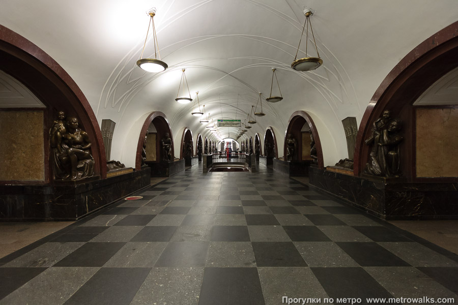 Станция Площадь Революции (Арбатско-Покровская линия, Москва). Продольный вид центрального зала.