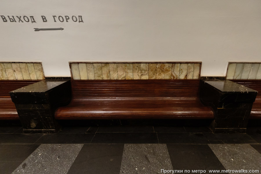Станция Площадь Революции (Арбатско-Покровская линия, Москва). Скамейка на платформе.
