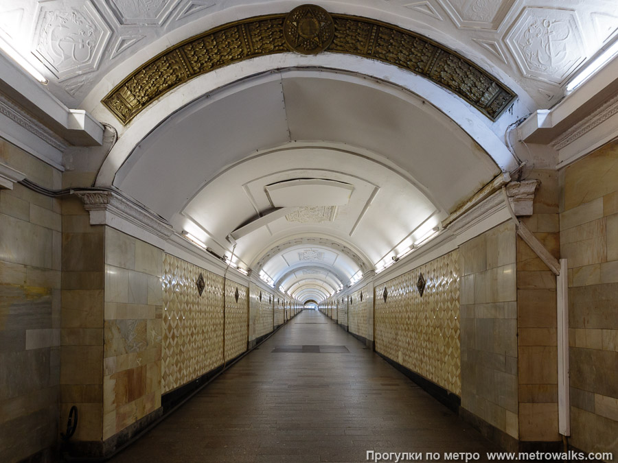 Станция Площадь Революции (Арбатско-Покровская линия, Москва). Коридор перехода на станцию Театральную.