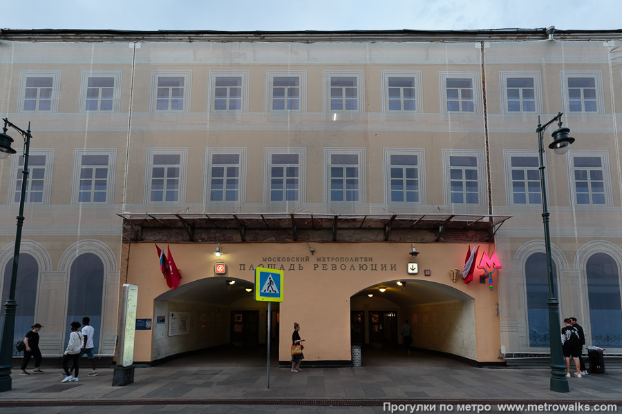Станция Площадь Революции (Арбатско-Покровская линия, Москва). Наземный вестибюль станции встроен в здание. Восточный вестибюль был открыт на 9 лет позже — в 1947.
