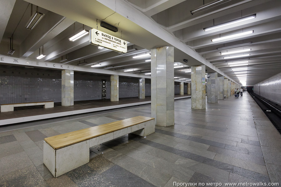 Станция Полежаевская (Таганско-Краснопресненская линия, Москва). Вид с края платформы по диагонали на противоположную сторону сквозь центральный зал.