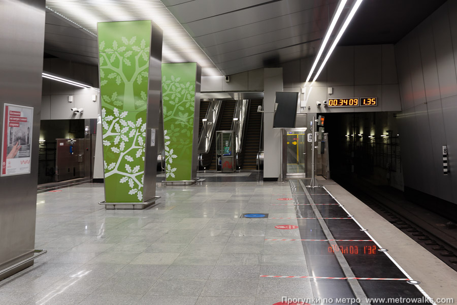 Станция Раменки (Солнцевская линия, Москва). Выход в город, эскалаторы начинаются прямо с уровня платформы.