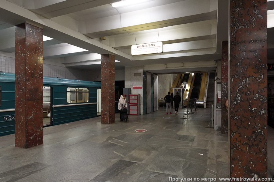 Станция Речной вокзал (Замоскворецкая линия, Москва). Выход в город, эскалаторы начинаются прямо с уровня платформы.