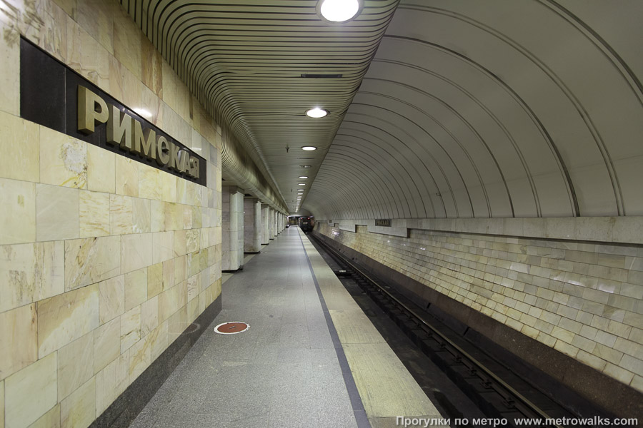 Станция Римская (Люблинско-Дмитровская линия, Москва). Боковой зал станции и посадочная платформа, общий вид.