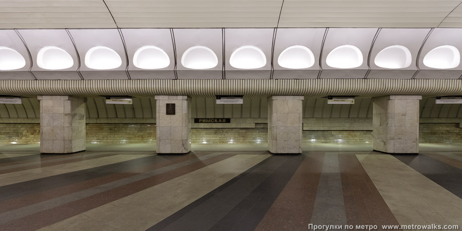 Станция Римская (Люблинско-Дмитровская линия, Москва). Поперечный вид, проходы между колоннами из центрального зала на платформу.