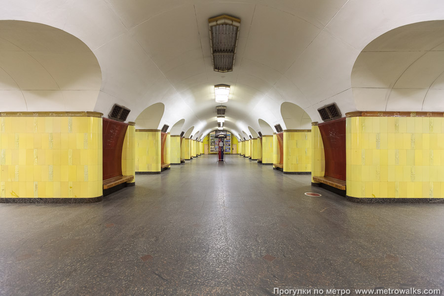 Станция Рижская (Калужско-Рижская линия, Москва). Центральный зал станции, вид вдоль от входа в сторону глухого торца.