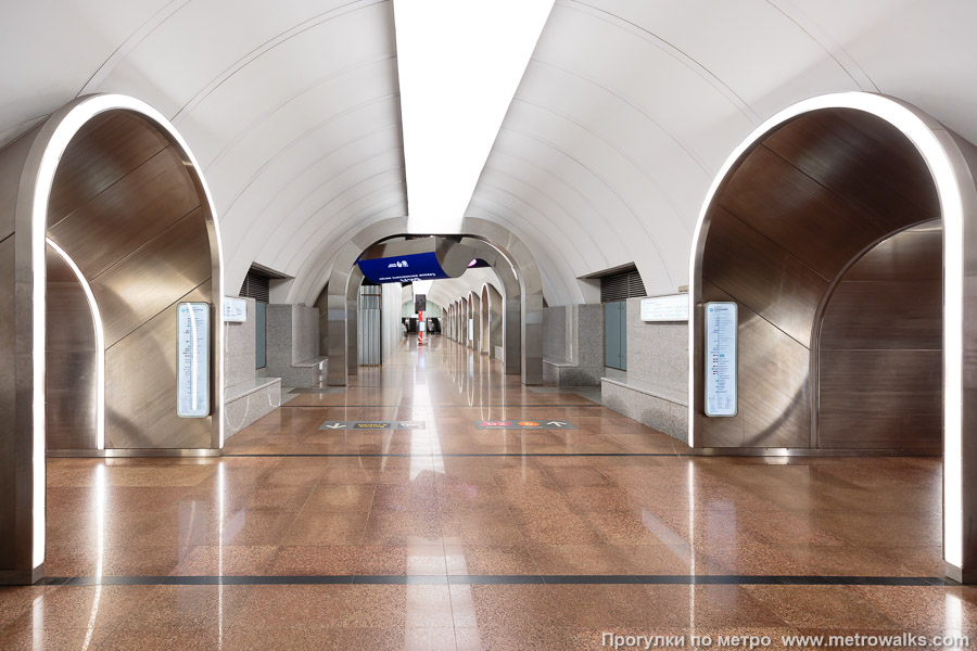 Станция Рижская (Большая кольцевая линия, Москва). Продольный вид центрального зала. Вид от первого входа в восточном направлении. 12 июня 2025. Станция Рижская (Большая кольцевая линия, Москва). Продольный вид центрального зала. Вид от первого входа в восточном направлении.
