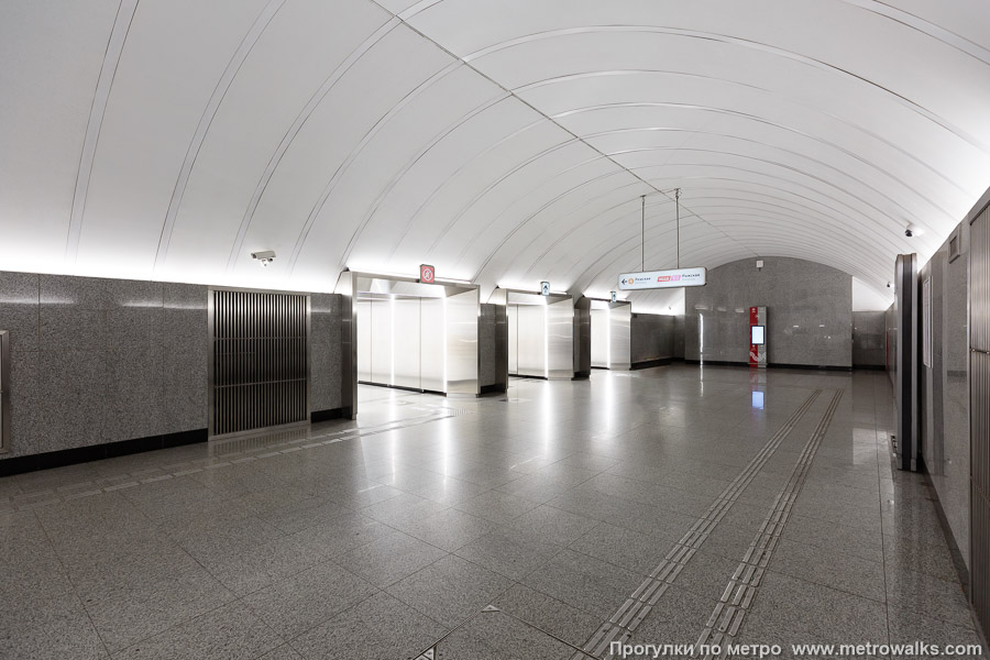 Станция Рижская (Большая кольцевая линия, Москва). В начале перехода между станциями Рижскими Большой кольцевой и Калужско-Рижской линий. 15 июня 2025. Станция Рижская (Большая кольцевая линия, Москва). В начале перехода между станциями Рижскими Большой кольцевой и Калужско-Рижской линий.