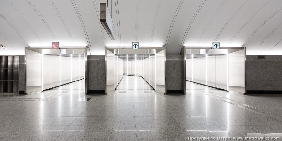 Станция Рижская (Большая кольцевая линия, Москва). Переход между БКЛ и КРЛ состоит из нескольких последовательных относительно широких тоннелей, соиденённых узкими штольнями. 15 июня 2025. Станция Рижская (Большая кольцевая линия, Москва). Переход между БКЛ и КРЛ состоит из нескольких последовательных относительно широких тоннелей, соиденённых узкими штольнями.