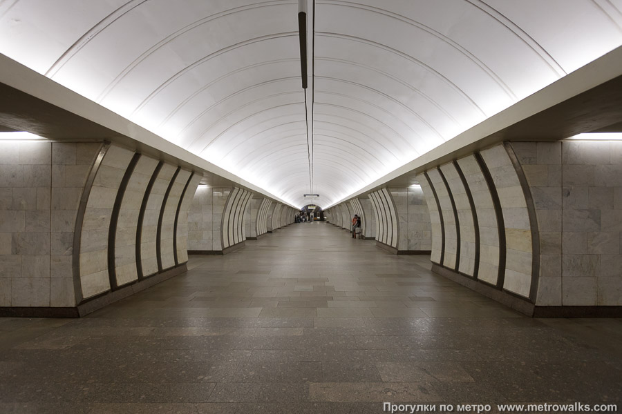Станция Савёловская (Серпуховско-Тимирязевская линия, Москва). Центральный зал станции, вид вдоль от глухого торца в сторону выхода.