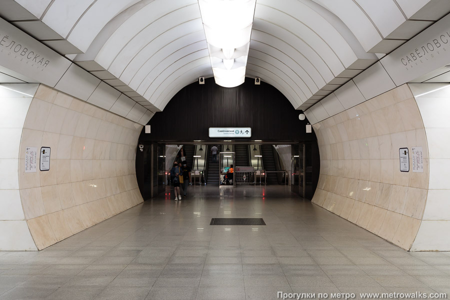Станция Савёловская (Большая кольцевая линия, Москва). В восточном торце станции — эскалаторы перехода на одноимённую станцию Серпуховско-Тимирязевской линии.