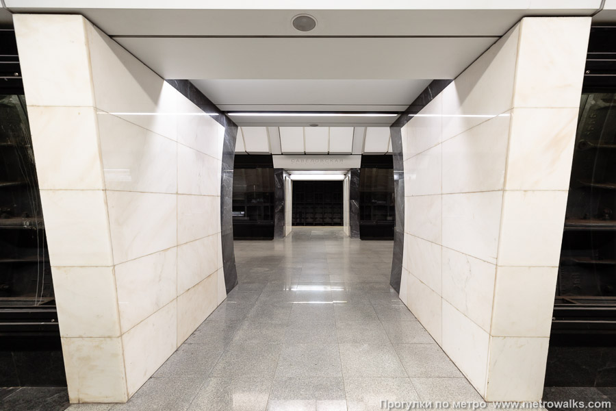 Станция Савёловская (Большая кольцевая линия, Москва). Сквозной вид с края платформы через два прохода между пилонами. 15 июня 2025. Станция Савёловская (Большая кольцевая линия, Москва). Сквозной вид с края платформы через два прохода между пилонами.