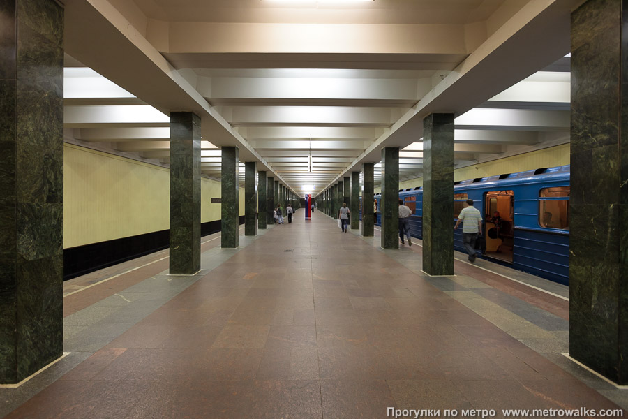 Станция Щёлковская (Арбатско-Покровская линия, Москва). Продольный вид центрального зала.