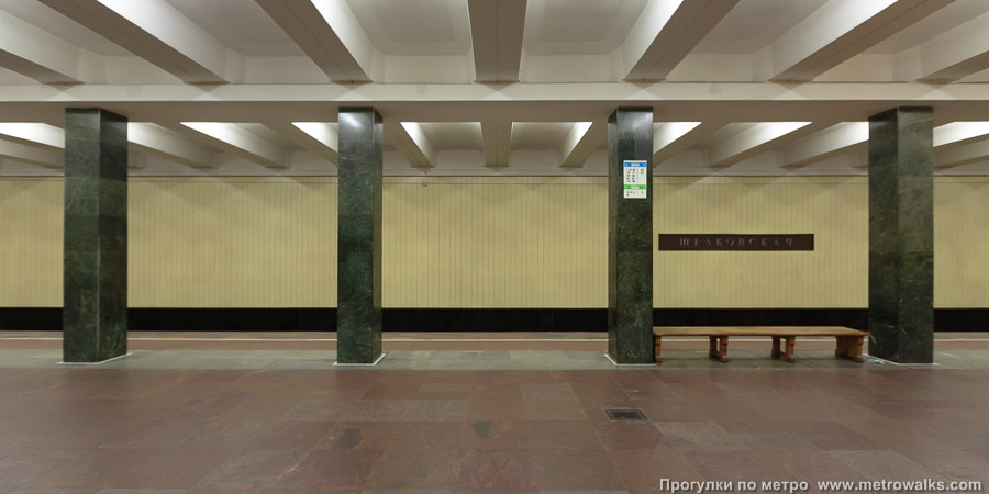 Станция Щёлковская (Арбатско-Покровская линия, Москва). Поперечный вид, проходы между колоннами из центрального зала на платформу.