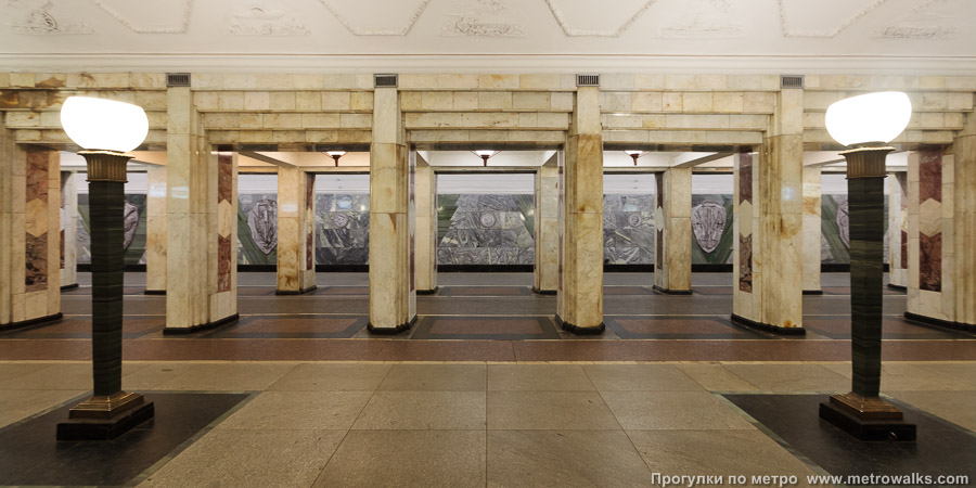 Станция Семёновская (Арбатско-Покровская линия, Москва). Поперечный вид, проходы между пилонами из центрального зала на платформу.