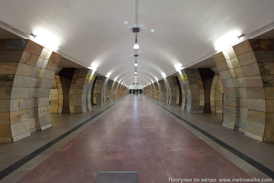 Станция Серпуховская (Серпуховско-Тимирязевская линия, Москва). Продольный вид центрального зала.