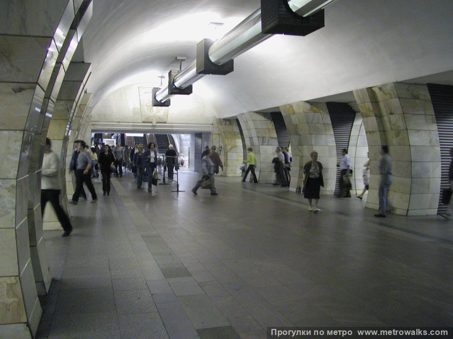 Станция Серпуховская (Серпуховско-Тимирязевская линия, Москва). Исторический снимок 2002 года с оригинальным светильником-световодом, ныне не сохранившимся.