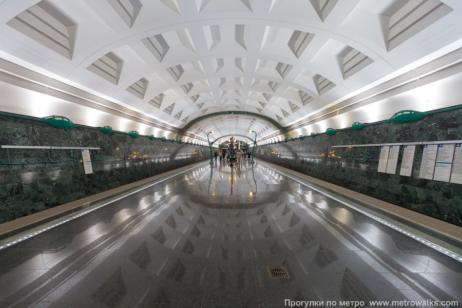 Станция Славянский бульвар (Арбатско-Покровская линия, Москва). Продольный вид по оси станции.