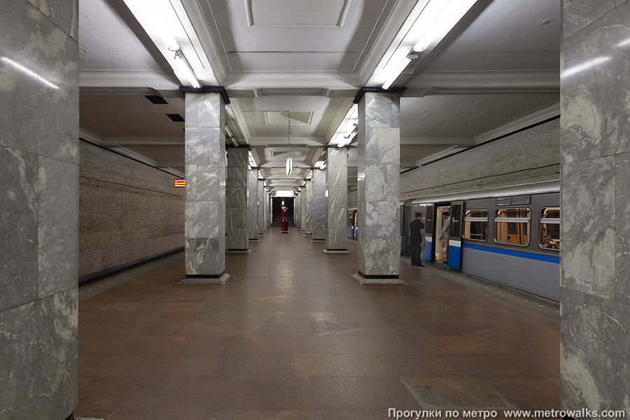 Станция Смоленская (Филёвская линия, Москва). Продольный вид центрального зала.