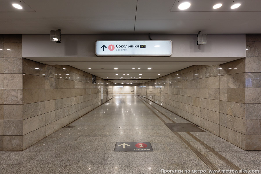 Станция Сокольники (Большая кольцевая линия, Москва). Переходный коридор к станции Сокольники Сокольнической линии (после него только поворот, лестница наверх, поперечная камера и ещё одна лестница вниз — прямо на платформу). 12 июня 2025. Станция Сокольники (Большая кольцевая линия, Москва). Переходный коридор к станции Сокольники Сокольнической линии (после него только поворот, лестница наверх, поперечная камера и ещё одна лестница вниз — прямо на платформу).