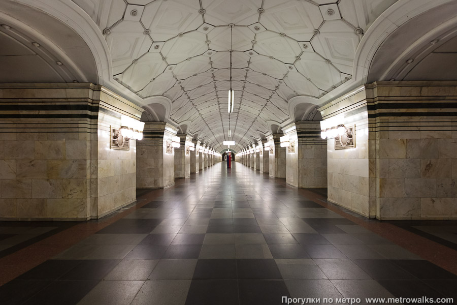 Станция Спортивная (Сокольническая линия, Москва). Общий вид по оси станции от глухого торца в сторону выхода.