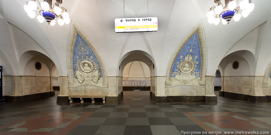 Станция Таганская (Кольцевая линия, Москва). Поперечный вид, проходы между пилонами из центрального зала на платформу.