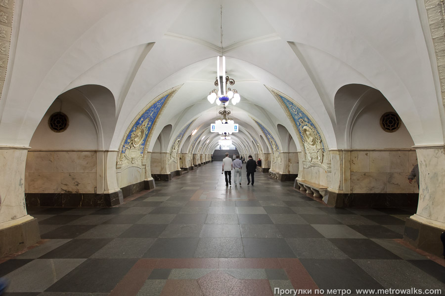 Станция Таганская (Кольцевая линия, Москва). Продольный вид центрального зала.