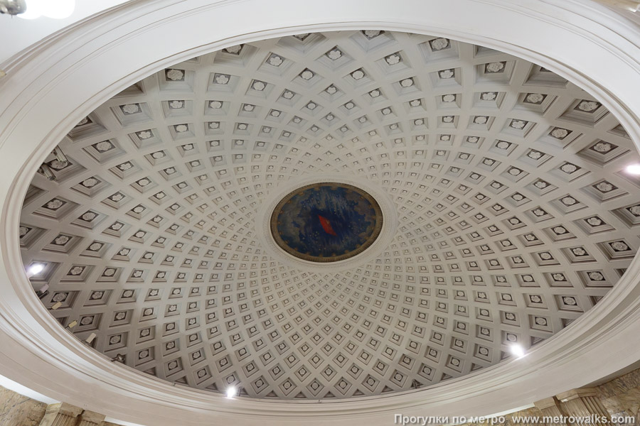 Станция Таганская (Кольцевая линия, Москва). Декоративная отделка потолка в промежуточном зале между двумя группами эскалаторов.