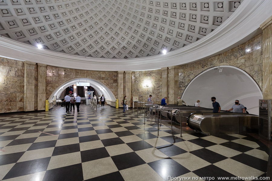 Станция Таганская (Кольцевая линия, Москва). Промежуточный зал между двумя группами эскалаторов.