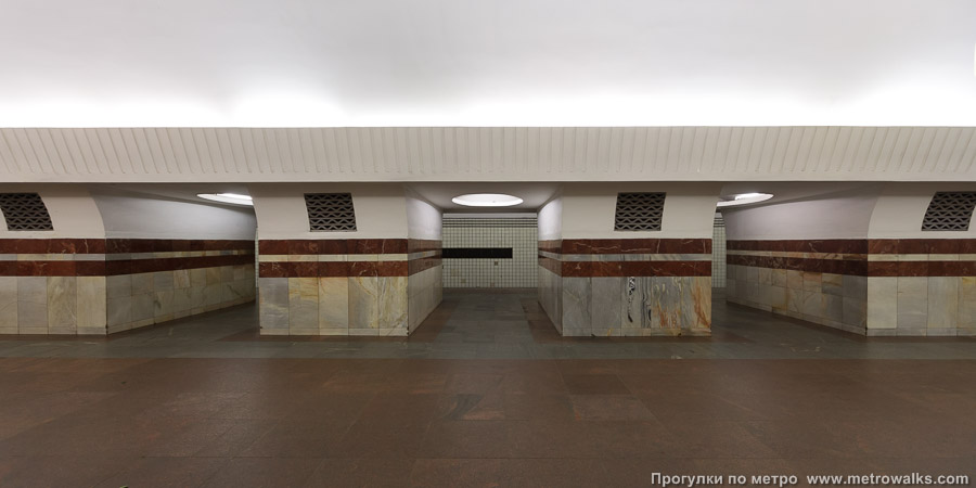 Станция Таганская (Таганско-Краснопресненская линия, Москва). Поперечный вид, проходы между пилонами из центрального зала на платформу.