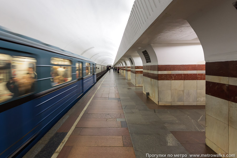 Станция Таганская (Таганско-Краснопресненская линия, Москва). Боковой зал станции и посадочная платформа, общий вид.