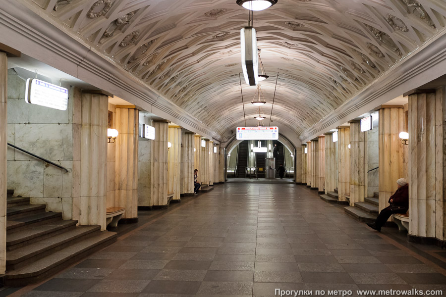 Станция Театральная (Замоскворецкая линия, Москва). Слева — переход на станцию Площадь Революции Арбатско-Покровской линии, справа — на станцию Охотный Ряд Сокольнической линии.