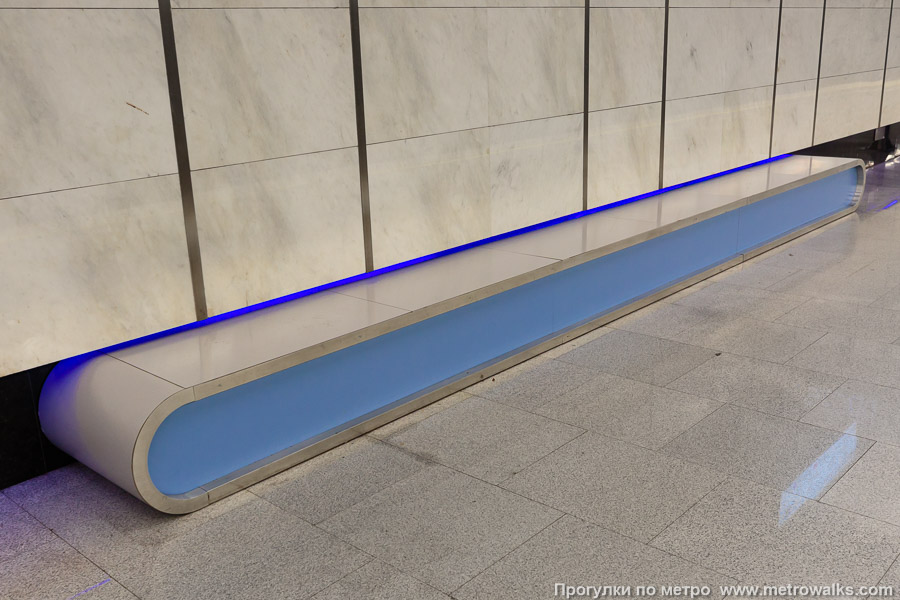 Станция Текстильщики (Большая кольцевая линия, Москва). Скамейка. Синяя светодиодная подсветка ярко пытается украсить унылый интерьер станции.