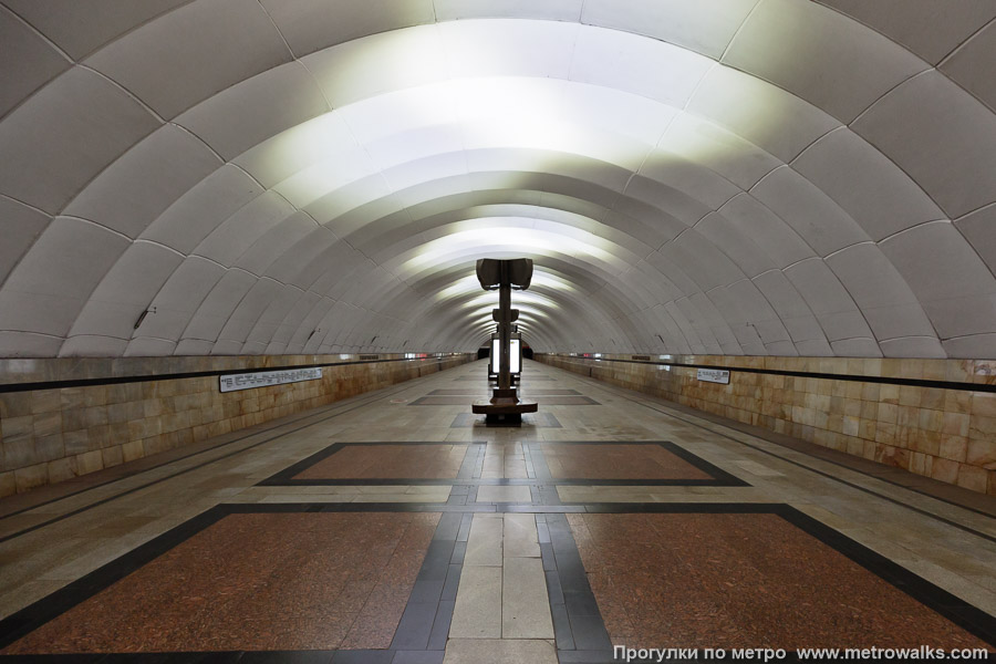 Станция Тимирязевская (Серпуховско-Тимирязевская линия, Москва). Общий вид по оси станции от глухого торца в сторону выхода. Современное освещение (2025) с узкими световыми пучками, чередующимися с тёмными участками. 15 июня 2025. Станция Тимирязевская (Серпуховско-Тимирязевская линия, Москва). Общий вид по оси станции от глухого торца в сторону выхода. Современное освещение (2025) с узкими световыми пучками, чередующимися с тёмными участками.