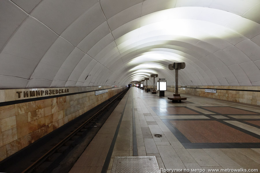Станция Тимирязевская (Серпуховско-Тимирязевская линия, Москва). Край платформы, общий вид. 15 июня 2025. Станция Тимирязевская (Серпуховско-Тимирязевская линия, Москва). Край платформы, общий вид.