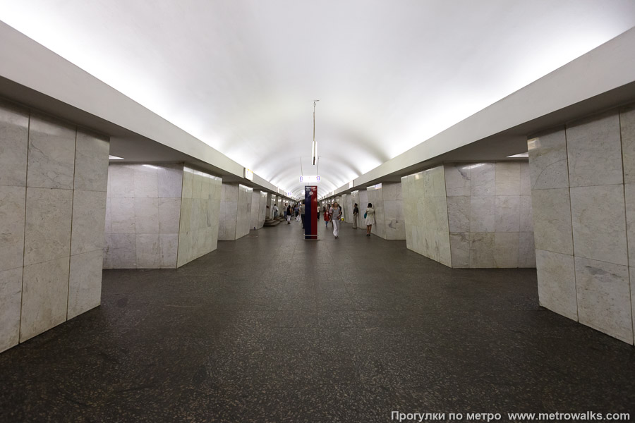 Станция Третьяковская (Калининская линия, Москва). Продольный вид центрального зала. Южный “прямоугольный” зал (старый). Отсюда отправляются поезда в южном и восточном направлениях.