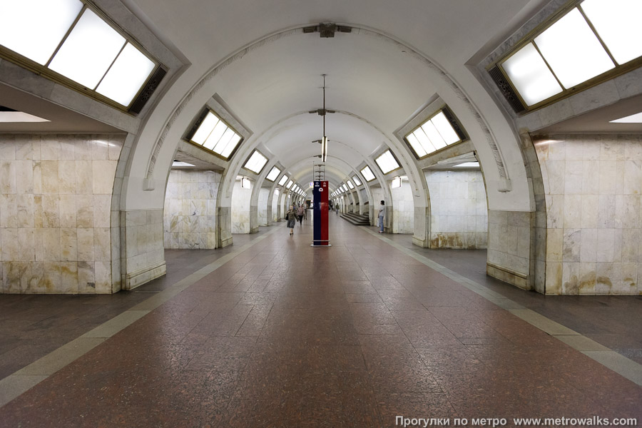 Станция Третьяковская (Калининская линия, Москва). Продольный вид центрального зала. Северный “круглый” зал (новый).