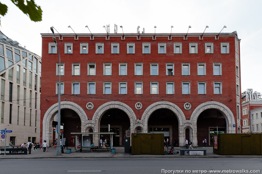 Станция Цветной бульвар (Серпуховско-Тимирязевская линия, Москва). Наземный вестибюль станции встроен в здание.